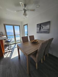 een eetkamer met een tafel en stoelen en de oceaan bij Apartamento Sara in Santa Cruz de Tenerife