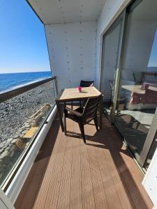 een tafel op een balkon met uitzicht op de oceaan bij Apartamento Sara in Santa Cruz de Tenerife