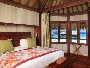 Voodi või voodid majutusasutuse Sofitel Bora Bora toas +37 fotot