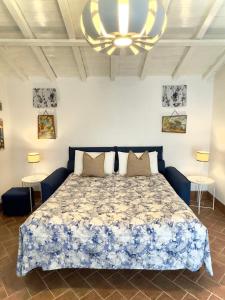 LuniにあるAppartamento Cà Insulaeのベッドルーム1室(ベッド1台、シャンデリア付)