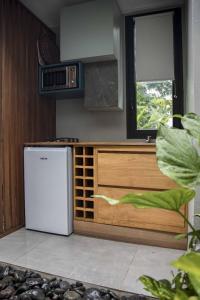 cocina con nevera blanca y ventana en Maison d'une chambre a Saint Pierre a 900 m de la plage avec piscine partagee jardin clos et wifi, en Saint-Pierre