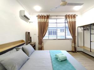 - une chambre avec un lit et une grande fenêtre dans l'établissement Tar1 @ ONE Homestay, 4 Bedroom, à Sibu