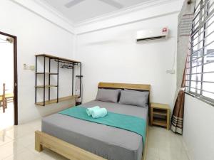 - une chambre avec un lit dans l'établissement Tar1 @ ONE Homestay, 4 Bedroom, à Sibu