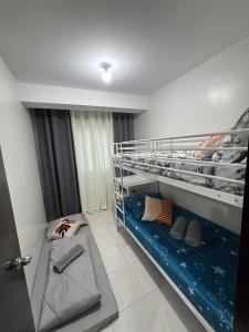 een slaapkamer met 2 stapelbedden en een deuropening bij Casa Moanna 2BR-3beds spacious Dining, kitchen,Living Area, Wifi in Mandaue-stad