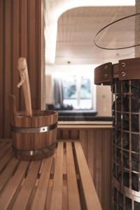malta e pestello di legno su un bancone in cucina di Wachtler Dolomite Apartments a San Candido