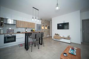Kuchyň nebo kuchyňský kout v ubytování Elixrysos Apartment 2