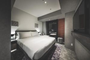 una camera con un grande letto bianco di SAPPORO STREAM HOTEL a Sapporo