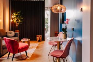 a living room with a table and chairs at Hotel Keur in Zandvoort