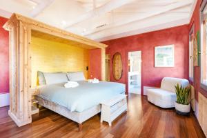 a bedroom with a large bed and red walls at Appartamento di lusso con terrazza sull'acqua in Venice