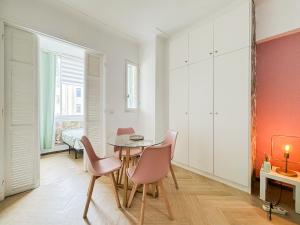 une salle à manger avec des chaises roses et une table dans l'établissement Nice Plage - Wifi, AC, hyper centre, 4 pers, à Nice 14 autres photos