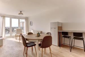 uma cozinha e sala de jantar com mesa e cadeiras em Le Pasteur - LeBlanc Mesnil em Le Blanc-Mesnil