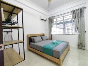 - une chambre avec un lit et une grande fenêtre dans l'établissement Tar1 @ ONE Homestay, 4 Bedroom, à Sibu