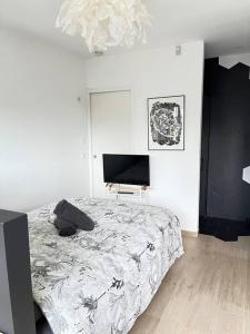 um quarto com uma cama e uma televisão de ecrã plano em AmorePP Studio design près Stade Allianz Riviera em Nice