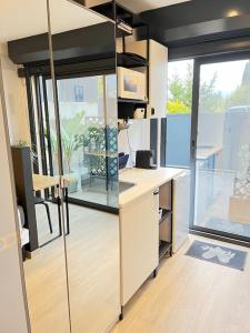 uma cozinha com uma secretária e uma grande janela em AmorePP Studio design près Stade Allianz Riviera em Nice