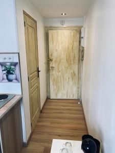 um corredor com uma porta numa cozinha em Strasbourg quartier de l’orangerie em Estrasburgo