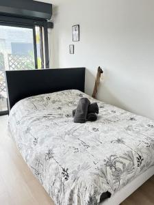 um urso de peluche deitado numa cama num quarto em AmorePP Studio design près Stade Allianz Riviera em Nice