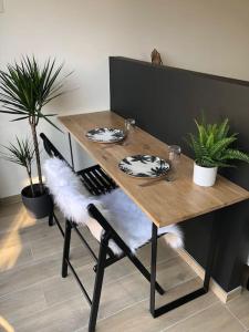 uma mesa de madeira com dois pratos por cima em AmorePP Studio design près Stade Allianz Riviera em Nice