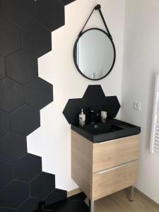 uma casa de banho em preto e branco com um lavatório e um espelho em AmorePP Studio design près Stade Allianz Riviera em Nice