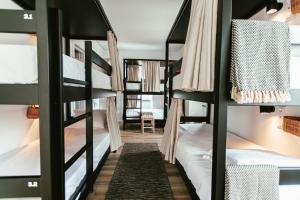 サン・ロケ・ド・ピコにあるAires Hostelのホステル内の二段ベッド付きの部屋