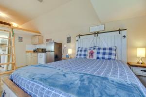 um quarto com uma cama grande e um edredão azul em Countryside Tiny Home in Cameron about 5 Mi to Poteau! 