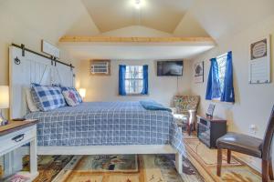 um quarto com uma cama, uma secretária e uma cadeira em Countryside Tiny Home in Cameron about 5 Mi to Poteau! 