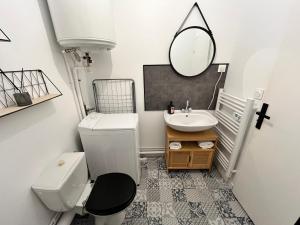 a bathroom with a sink and a toilet and a mirror at Agréable Studio Calme - Proche Tramway et Centre in Nantes