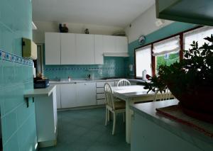 Ett kök eller pentry på Terrazza Sul Lago