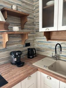 eine Küche mit einer Spüle und einer Arbeitsplatte in der Unterkunft The MITS luxury apartments in Skiathos-Stadt