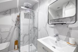 uma casa de banho com um chuveiro, um lavatório e um espelho. em Comfortable Apartment Suquet - 4pCannes Heart em Cannes
