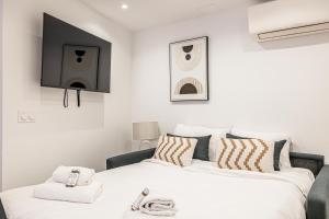 um quarto com duas camas e uma televisão na parede em Comfortable Apartment Suquet - 4pCannes Heart em Cannes