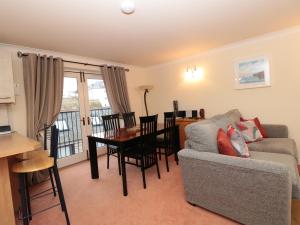 una sala de estar con un sofá y una mesa en 12 Dartmouth House, en Dartmouth