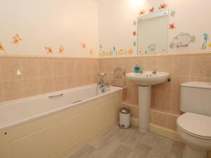 Un baño con bañera, lavabo e inodoro. en 12 Dartmouth House, en Dartmouth 13 fotos más