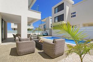 プロタラスにあるVilla Taliaのパティオ(椅子付)、スイミングプールが備わります。