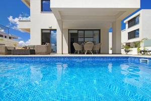 プロタラスにあるVilla Taliaの家の前のプール