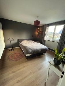 เตียงในห้องที่ Compleet huis in Nijmegen