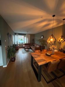 uma sala de estar com uma mesa e um sofá em Compleet huis in Nijmegen em Nijmegen