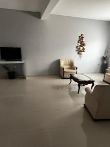 un salon avec un canapé, une table et des chaises dans l'établissement Pensão Gonçalves, à Calheta