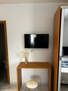 Cette chambre dispose d'une télévision murale. dans l'établissement Pensão Gonçalves, à Calheta 13 autres photos
