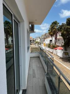 een balkon van een gebouw met uitzicht op een straat bij Pensão Gonçalves in Calheta