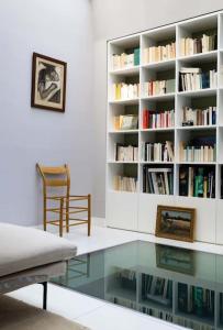 a room with a book shelf filled with books at Promenade dans La Mouzaïa in Paris