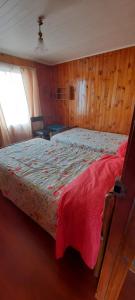 Un dormitorio con una cama con una manta roja. en ALOJAMIENTO LAS LILAS, en Cartagena