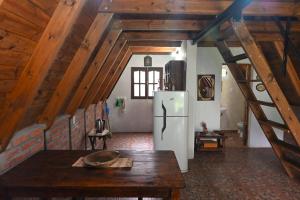 cocina con nevera en una habitación con techos de madera en LA SERAFINA en Chicoana
