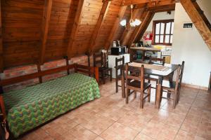 een kamer met een bed en een tafel en stoelen bij LA SERAFINA in Chicoana