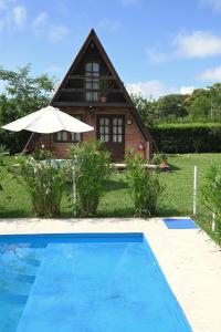 een huis met een zwembad voor een huis bij LA SERAFINA in Chicoana