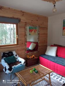 um quarto com uma cama, um sofá e uma mesa em Chalet papillon Domaine de la Mamounette em Boussoulet