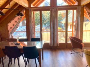 a dining room with a table and chairs in a cabin at Appartement Valloire, 3 pièces, 6 personnes - FR-1-263-153 in Valloire