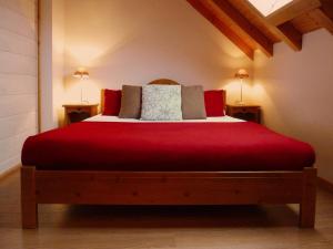 1 dormitorio con 1 cama grande de color rojo y 2 lámparas en Appartement Valloire, 3 pièces, 6 personnes - FR-1-263-153 en Valloire