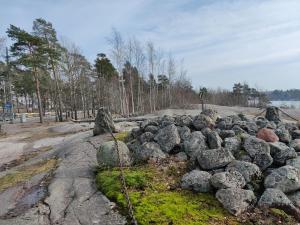 une pile de rochers sur le côté d’une route dans l'établissement Helsinki's Caravan Adventureヅ, à Helsinki