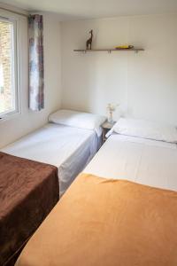 En eller flere senge i et værelse på Camping La Torre del Sol - Maeva Vacansoleil