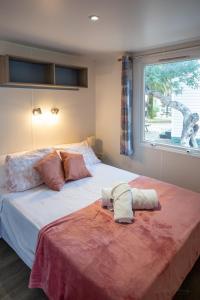 a bedroom with two beds and a window at Camping La Torre del Sol - Maeva Vacansoleil in Miami Platja